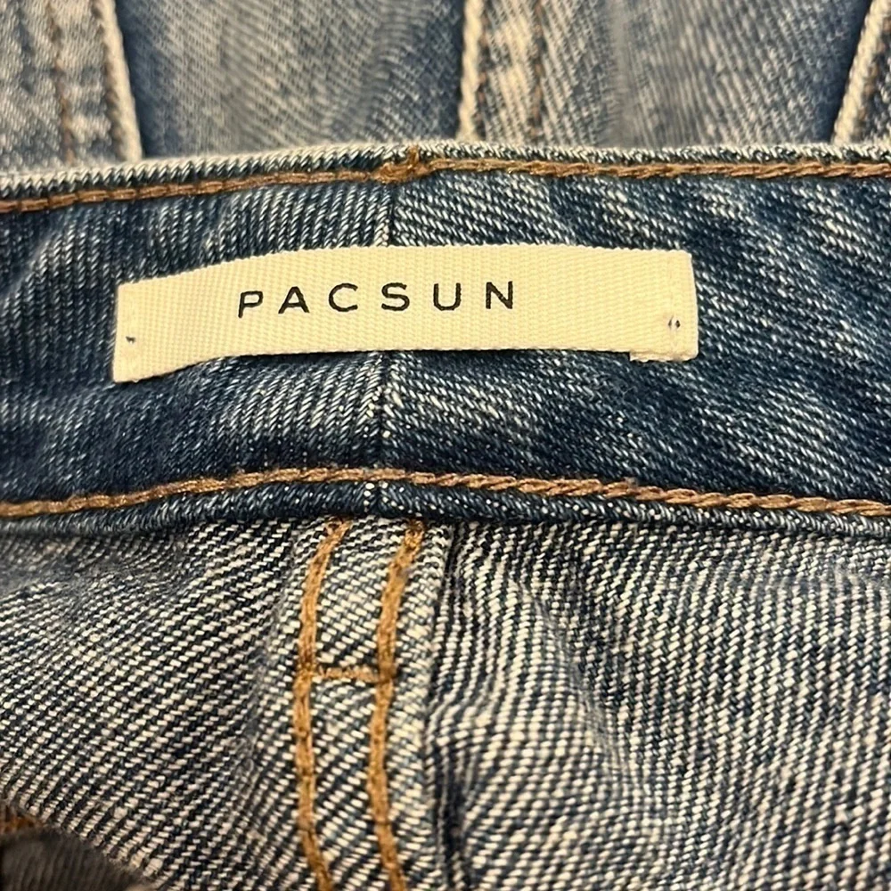 Pac Sun Womens Size 27 High Rise Mom Jean with Ripped Knees Light-Medium Wash